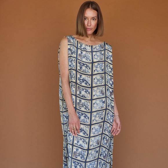 Cleopatra dress is a stunning and unique piece Handmade with elegance silk - Picture 6 of 12